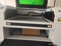 Machine de gravure et de découpe laser CO2 50-100W refroidie par eau, de type sur table, pour bois, acrylique, pierre, papier, caoutchouc avec prise en charge DST