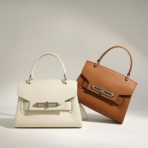 Sac à bandoulière de luxe de haute qualité en cuir véritable avec fermeture à rabat, fonctionnel et tendance, en polyester - Product Image 2