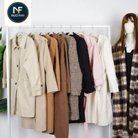 Vêtements d'occasion - Manteaux longs pour femmes de classe A, styles et couleurs variés. Quantité minimale de commande : 500 kg. Vente en gros groupée