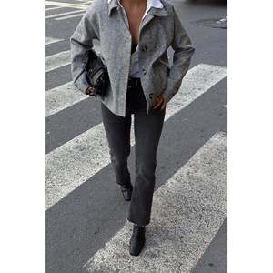Chaqueta Gris Cruzada para Mujer con Detalle de Bolsillo Único - Product Image 4