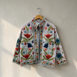 Chaqueta de Terciopelo Beige Taupe para Mujer, Estilo Suzani, Bordada a Mano con Diseño Floral, Chaqueta Corta con Forro a Rayas para Invierno, Venta al Por Mayor OEM - Product Image 5