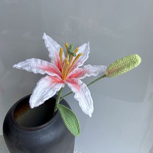 Ramo de Lirios de Lana Tejida a Crochet, Regalo de Flores Artificiales Hechas a Mano, Lirios con Cinturón Tejido - Product Image 2