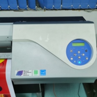 Impresora de inyección de tinta automática Roland RE640 para vinilos flexibles, pancartas, pegatinas para coches, papel de etiquetas con tinta ecosolvente, cabezal DX7, usada en buen estado.