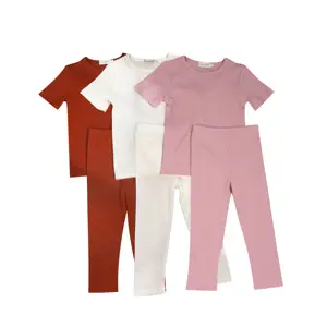 Conjunto de ropa personalizada para niños, conjunto de dos piezas de algodón orgánico acanalado de color sólido para niños, conjunto de ropa de pantalones largos de manga corta para bebés