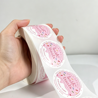 Rouleaux d'autocollants adhésifs en vinyle brillant imperméables avec formes de logo personnalisées, couleurs CMYK en option pour l'emballage de produits artisanaux