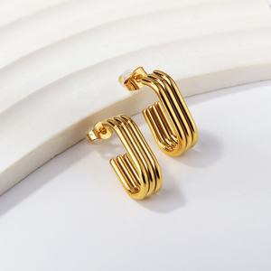 Pendientes de Aro en Forma de U, Triple Rectángulo, Multicapa, de Acero Inoxidable con Textura Moderna, Chapados en Oro de 18K, Resistentes al Agua - Product Image 4