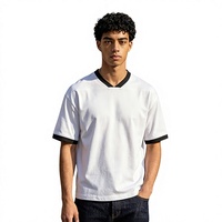 Nouvelle Collection Été – T-shirt Streetwear Homme Col V Uni Coupe Carrée Courte avec Bordure Contrastante 100% Coton Coupe Ample