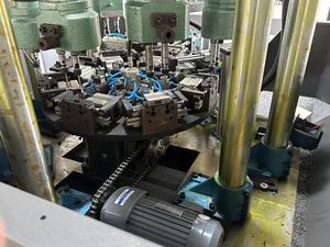 Machine de perçage et de taraudage rotative à chargement et déchargement manuels, perceuse à colonne - Product Image 3