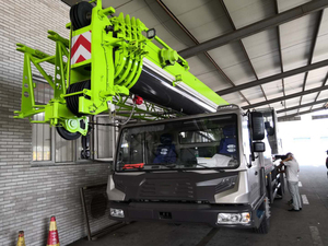 Gru su Camion Diesel ZTC200V da 20 Tonnellate con Altezza di Sollevamento di 40,4m e Raggio di Sterzata Ridotto per Uso Edile - Disponibile - Product Image 2