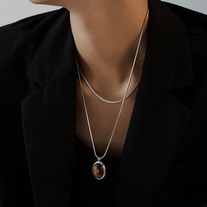 Colliers pour femmes en acier inoxydable plaqué or 18 carats avec chaîne serpent et pierre œil de tigre, vente en gros d'usine - Product Image 4
