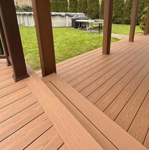 أرضيات خشبية مركبة من البلاستيك والخشب للاستخدام الخارجي بنقش حبيبات الخشب - Product Image 2