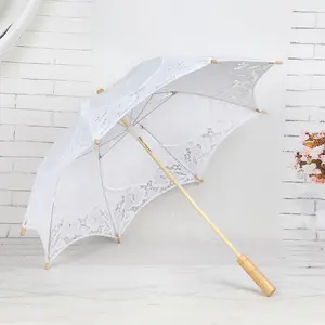 Белый кружевной зонт для невесты