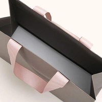 Sac cadeau en papier kraft recyclable de qualité supérieure avec logo estampé à chaud en or et poignée en ruban rose pour l'emballage de cadeaux