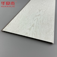 Panneau mural en PVC ignifuge à grain de bois blanc de design moderne, grille de plafond pour la décoration de salle de bain et d'hôtel, plafond insonorisé