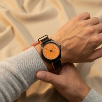 Montre de terrain pour homme avec cadran orange vif, boîtier noir mat, bracelet en nylon, affichage de la date, style minimaliste, décontractée, quotidienne, étanche