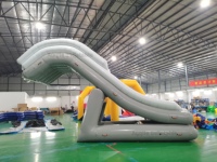 Installations d'amusement aquatiques personnalisées Super Yacht Jouet aquatique Dock gonflable portable en PVC Toboggan Dock gonflable multicolore