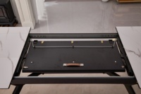 Table à manger extensible portable et pliable 8 places 2025 avec plateau brillant aspect marbre PET et pieds en métal thermolaqué pour appartement et hôtel