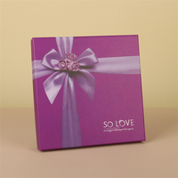 Caja de dulces de trufas personalizada de alta gama, cuadrada, rígida, con asa, lazo en la parte superior, tapa y base, revestimiento UV, laminación mate, ecológica, para chocolate