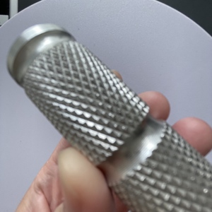 Service de fabrication sur mesure de repose-pieds mécaniques en alliage d'aluminium moleté CNC OEM pour pièces détachées de motos et karts - Product Image 4