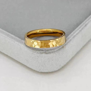 Anelli alla Moda in Acciaio Inossidabile Placcato Oro 18K PVD con Motivo a Ghiaccio Frantumato e Texture Martellata a Mano - Product Image 6
