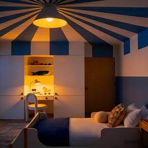 Armadio Moderno Blu e Bianco MUJU <span class=keywords><strong>per</strong></span> <span class=keywords><strong>Cameretta</strong></span> Bambini, Pannello Integrato a Cupola Radiale, Contenitore <span class=keywords><strong>per</strong></span> Giocattoli in Legno con Luce Ambientale, Tema Oceano - Product Image 3