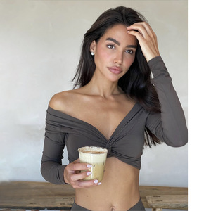 Haut court moulant pour <span class=keywords><strong>femme</strong></span>, haut de yoga, vêtements de sport, tenue de gym, haut enveloppant de fitness, haut de yoga à col en V, vêtements athleisure pour <span class=keywords><strong>femme</strong></span> - Product Image 4