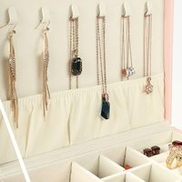 Boîte à bijoux en cuir PU DIGU avec couvercle à charnière, crochets pour boucles d'oreilles et compartiments à compartiments pour bagues, bracelets, colliers, organiseur portable