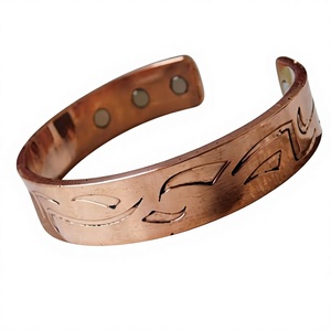 Brazalete Metálico Premium Heritage Abstract Line Accent, Joyería Metálica de Moda, Diseño Exquisito - Product Image 1