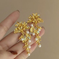 Pendientes de Mujer con Flores Doradas, Estilo Europeo Americano, Lujo Ligero, Elegantes, Galvanizados, Modernos y con Personalidad