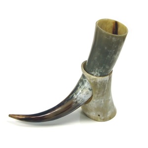 Corne à boire traditionnelle viking nordique, tasse à boire viking faite à la main, inspirée de l'histoire scandinave, à prix avantageux - Product Image 1
