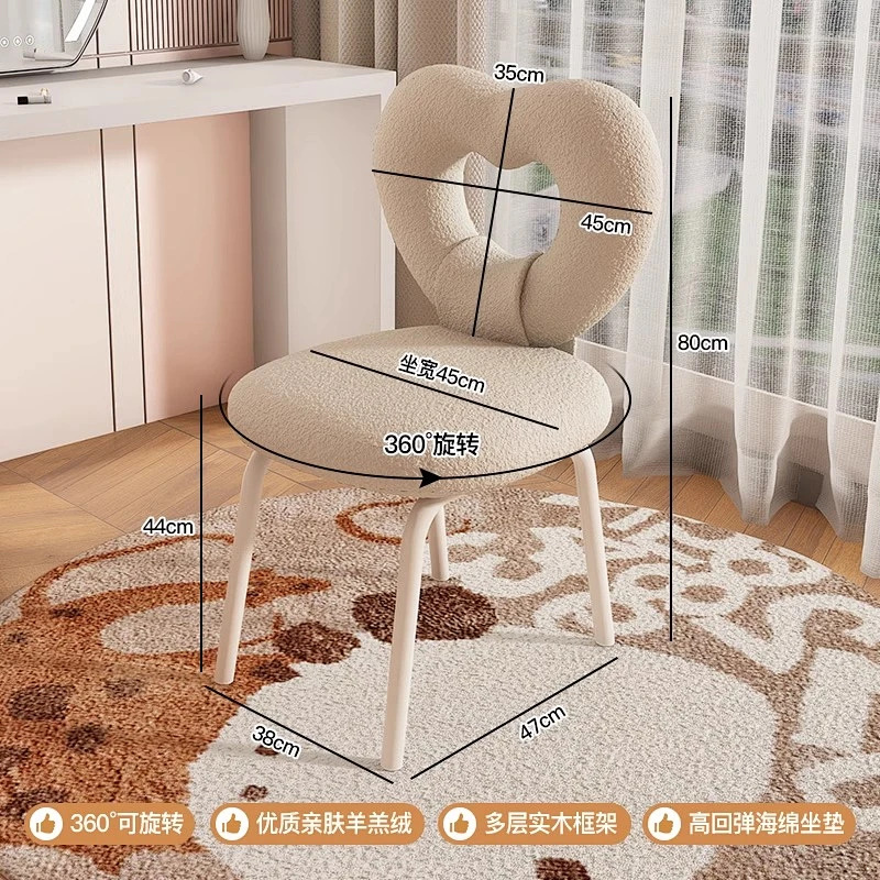 Chaise pivotante en forme de cœur, thé au lait et café