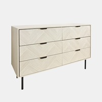 Commode haute à 6 tiroirs en bois clair moderne à chevrons, personnalisée OEM, avec poignées dorées et pieds métalliques pour chambre à coucher et projets hôteliers