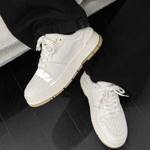 Zapatillas deportivas de suela gruesa de alta calidad, de color sólido, de caña baja, antideslizantes, transpirables, cómodas y casuales. - Product Image 1