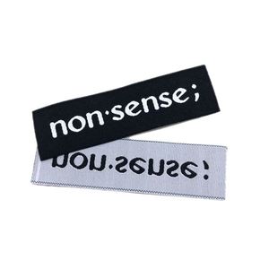 Étiquettes tissées personnalisées avec logo blanc, étiquettes tissées coupées à la règle pour vêtements - Product Image 1
