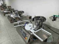 Machine de remplissage automatique de liquides pour bouteilles et canettes avec pompe magnétique pour cosmétiques, boissons, jus, crèmes, gels, confitures et liquides visqueux