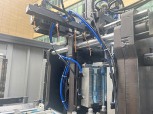 เครื่องบรรจุแชมพู PET-<span class=keywords><strong>G</strong></span> ขนาด 2 ลิตร แบบอัตโนมัติ 4 ช่อง ควบคุมด้วยระบบ Mitsubishi ขับเคลื่อนด้วยมอเตอร์ FESTO พร้อมตลับลูกปืน ให้ผลผลิตสูง - Product Image 3