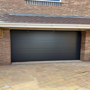 <span class=keywords><strong>Porte</strong></span> <span class=keywords><strong>de</strong></span> <span class=keywords><strong>garage</strong></span> automatique en aluminium noir mat sur mesure, <span class=keywords><strong>porte</strong></span> <span class=keywords><strong>de</strong></span> sécurité isolée pour villa, volet roulant - Product Image 2