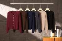 Großhandel Damen Strickjacke mit Metallknöpfen und Abzeichen-Detail Unregelmäßige Spitze Lange Ärmel Schlanke Strickjacke für Frauen