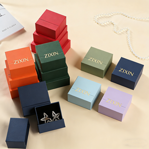 Boîtes cadeaux en papier carrées en plastique luxueuses, couleur corail sauge, rangement élégant pour bibelots, ornées d'un logo doré - Product Image 3