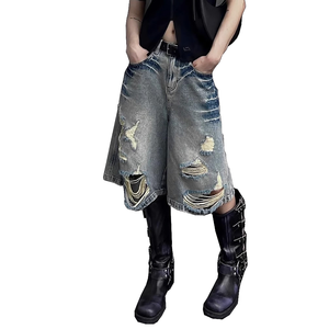 Shorts en jean pour homme, style vintage, effet vieilli, coupe charpentier, avec patchs personnalisés et appliques streetwear, jambe large et ourlet déchiré - Product Image 1