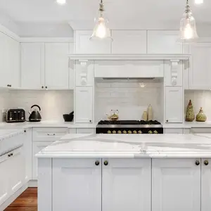 Традиционный кухонный шкаф L-образной формы из чистого белого дуба с мраморным островом, традиционная кухня из массива дуба