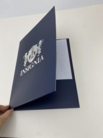 Carpeta Portafichas Personalizada Plateada con Logotipo Azul Marino para Negocios