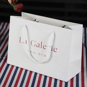 Sacs en papier personnalisés avec logo imprimé, écologiques, pour cadeaux, vêtements, cosmétiques, sacs en papier blanc en carton pour le shopping - Product Image 6
