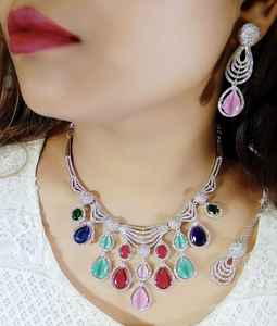 Conjunto de collar antideslustre para mujer india con pendiente a juego y joyería Maang Tika AD para regalo de compromiso de fiesta de boda - Product Image 4