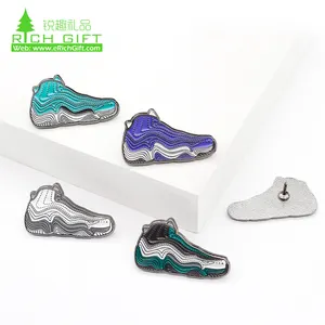 ¡En STOCK! personalizado 3d logotipo deporte zapatillas de baloncesto de metal esmalte suave zapatos kobe bryant Pines de solapa