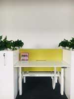 Cadre de bureau électrique moderne robuste double face en acier, 4 moteurs, 3 niveaux, pour poste de travail assis-debout OTi SXT04, garantie 3-5 ans pour le bureau