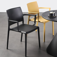 Fauteuil empilable en polypropylène (PP) coloré personnalisé pour restaurant, café, bistrot, hôtel, terrasse et extérieur