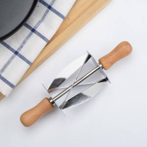 Rouleau de coupe de pâte à Croissant en acier inoxydable de qualité alimentaire, outil de cuisson de pâtisserie avec poignée en bois - Product Image 6