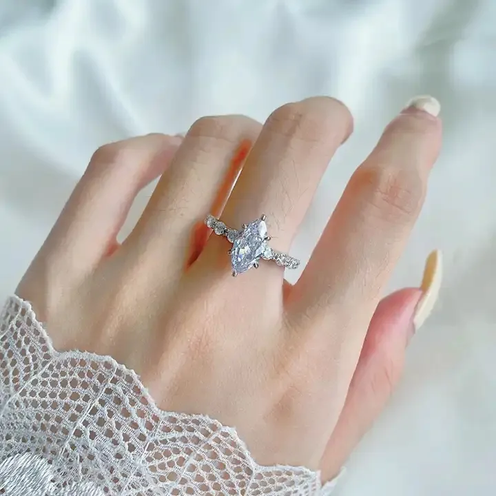 高品質ファインジュエリー925スターリングシルバーデザインウェディング0.5Ct 1Ctモアッサナイトダイヤモンド婚約指輪女性