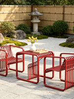 Ensemble table et chaises décontractées pour l'extérieur, idéal pour les patios et les B&B ; Mobilier de jardin en fer style osier, design tendance et luxe léger